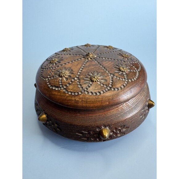 Antique Savoy Round Wooden Trinket Box With Brass Accents & Floral Design Circa - Picture 3 of 9